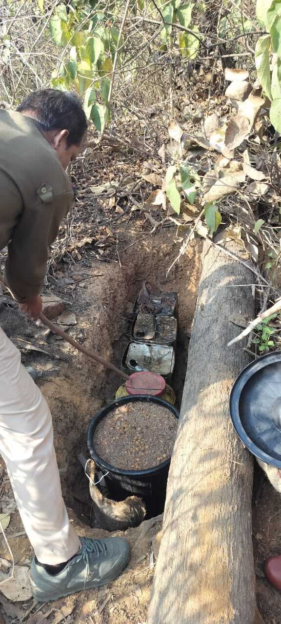 दुधघटिया जंगल से महुआ शराब बरामद, भट्ठी को किया ध्वस्त