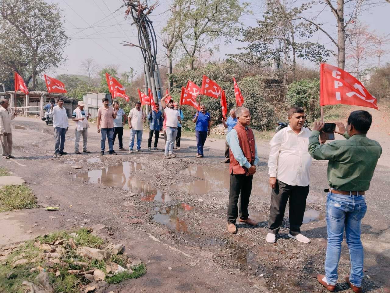 Jamshedpur news. सीपीआई ने जोजोबेड़ा से साउथ गेट की खराब सड़क को लेकर किया प्रदर्शन