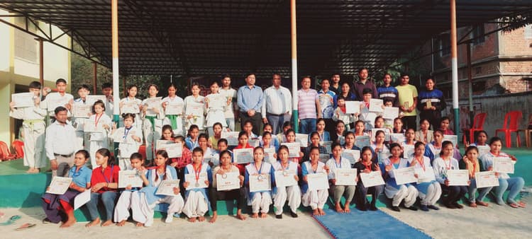 कराटे प्रतियोगिता में 110 प्रतिभागियों ने लिया भाग, मिला प्रशस्ति पत्र व मेडल