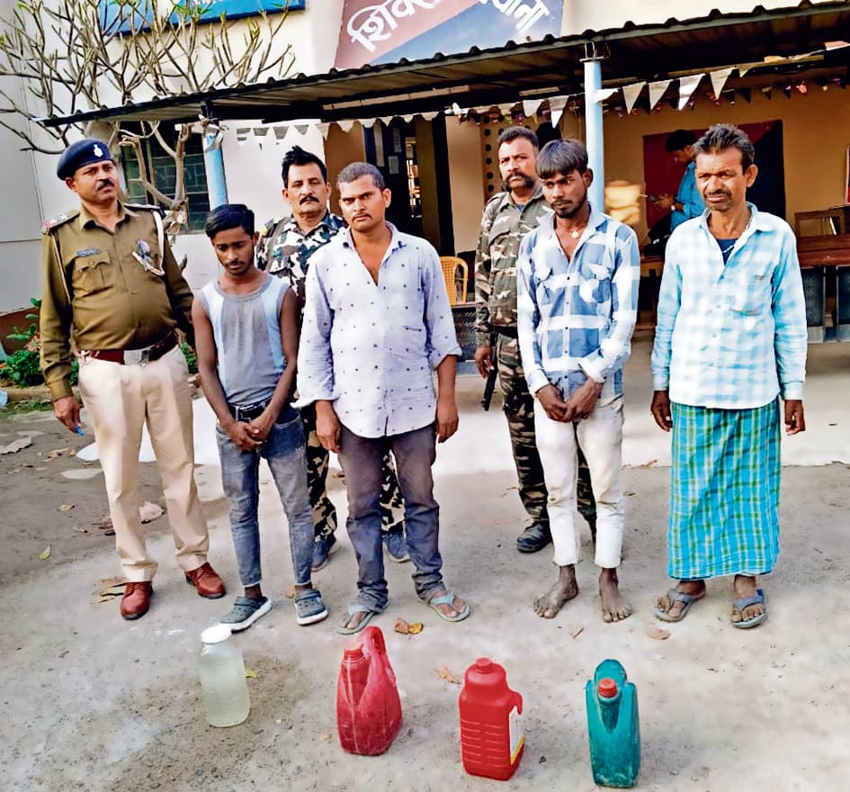 सेंदुआर में छापेमारी, 17 लीटर शराब जब्त, चार गिरफ्तार
