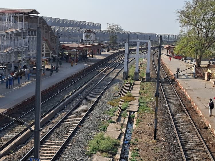 आठ घंटे का ट्रैफिक व पावर ब्लॉक, कई ट्रेनें रद्द, कई के बदले रूट