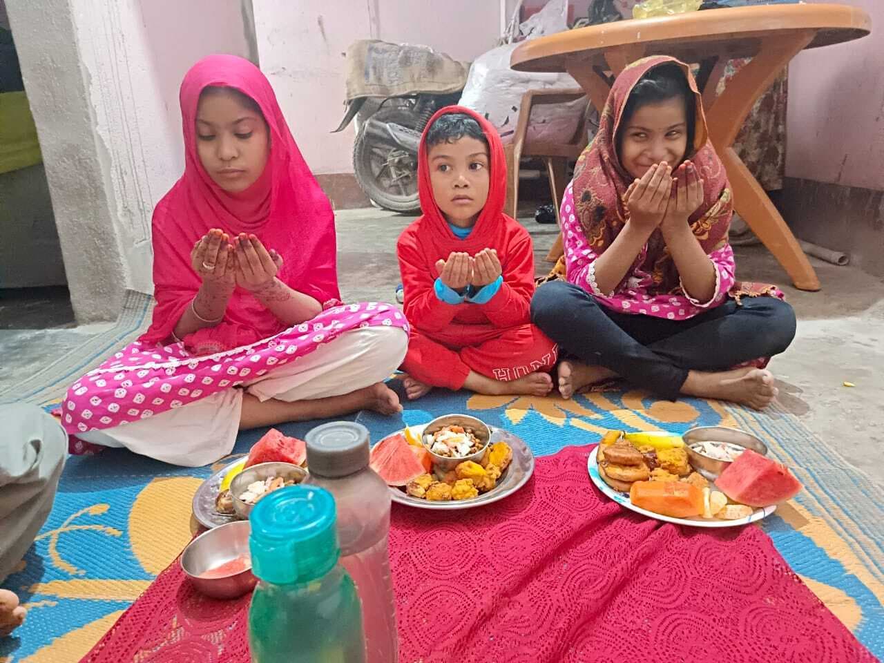 रोजेदारों ने पहला रोजा रख किया इफ्तार