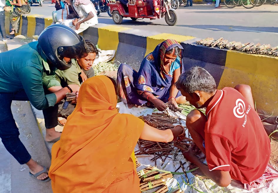 रमजान : मिस्वाक व नीम के दातुन की बढ़ी मांग
