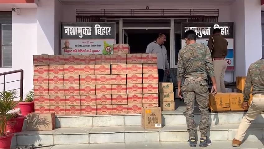 तेल टैंकर से शराब बरामद, दो तस्कर गिरफ्तार