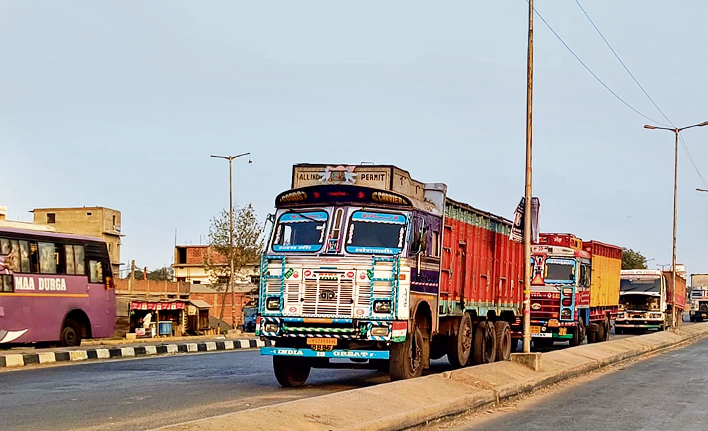 Gopalganj News : शहर के एनएच-27 पर ट्रक और बसों का अवैध कब्जा, हादसों में जा रही जान