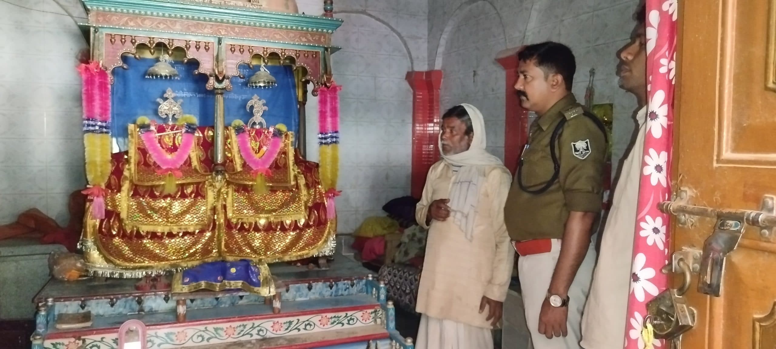 Madhubani News : मंदिर में डकैतों का धावा, आठ मुकुट व एक लाख रुपये ले गये