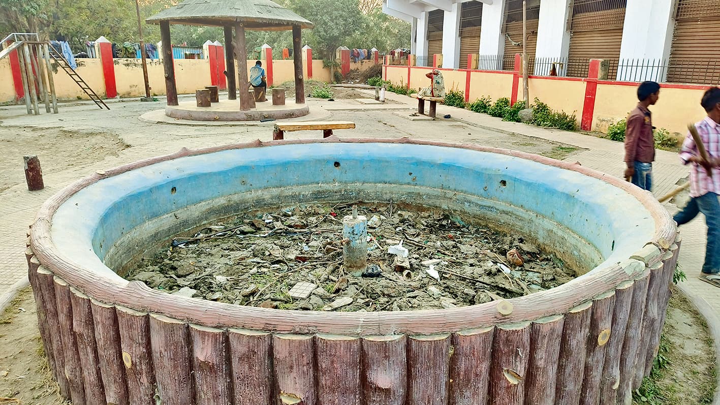 Buxar News: पार्क में हरियाली के नाम पर घास तक नहीं