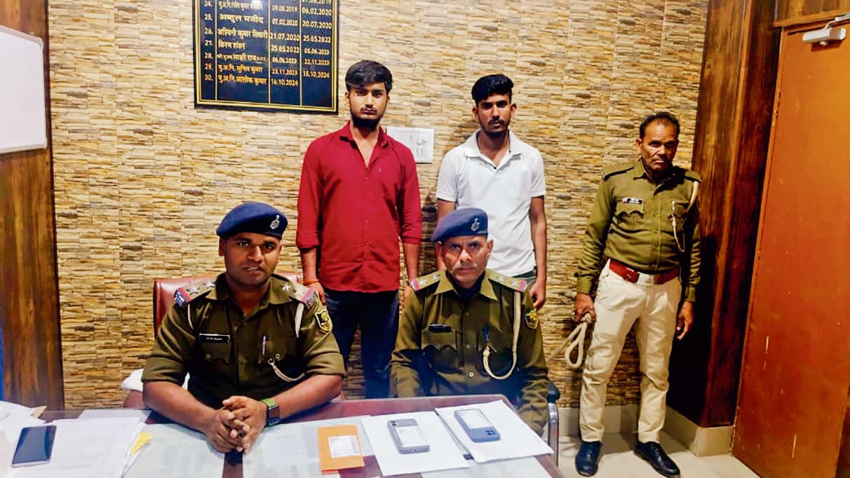 Gopalganj News : बलथरी चेकपोस्ट पर ट्रकों को रोक कर वसूली करता फर्जी डीटीओ कर्मी धराया