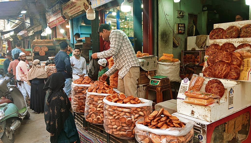 Gaya News : बाजार में बढ़ी चहल पहल, रुक-रुक कर लगता रहा जाम