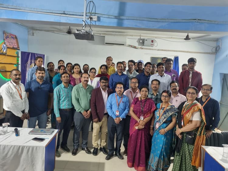 Giridih News :विद्यार्थियों के समग्र विकास में नियमित शिक्षा का खास महत्व है : प्राचार्य