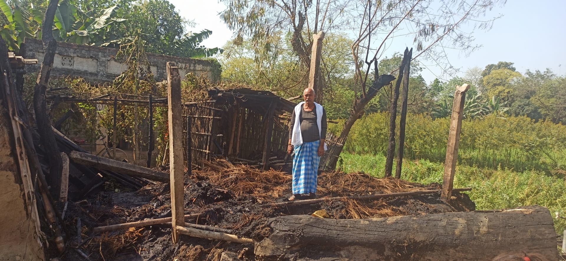 Madhubani News : चूल्हे की चिंगारी से तीन घर जले, एक मवेशी झुलसी