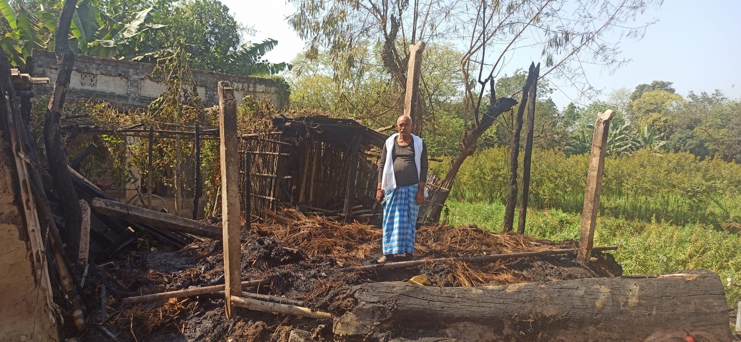 Madhubani News : चूल्हे की चिंगारी से तीन घर जले, एक मवेशी झुलसी