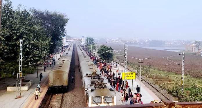 Madhubani News : यात्रियों ने लगायी कुंभ में आस्था की डुबकी, रेलवे को हुई धनवर्षा