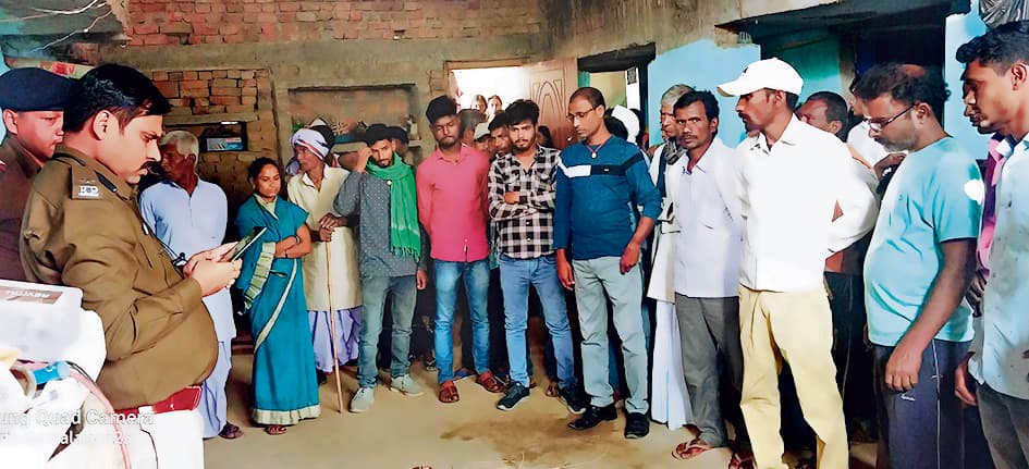 Gaya News : महिला का फंदे से लटका मिला शव, गला दबाकर हत्या का आरोप