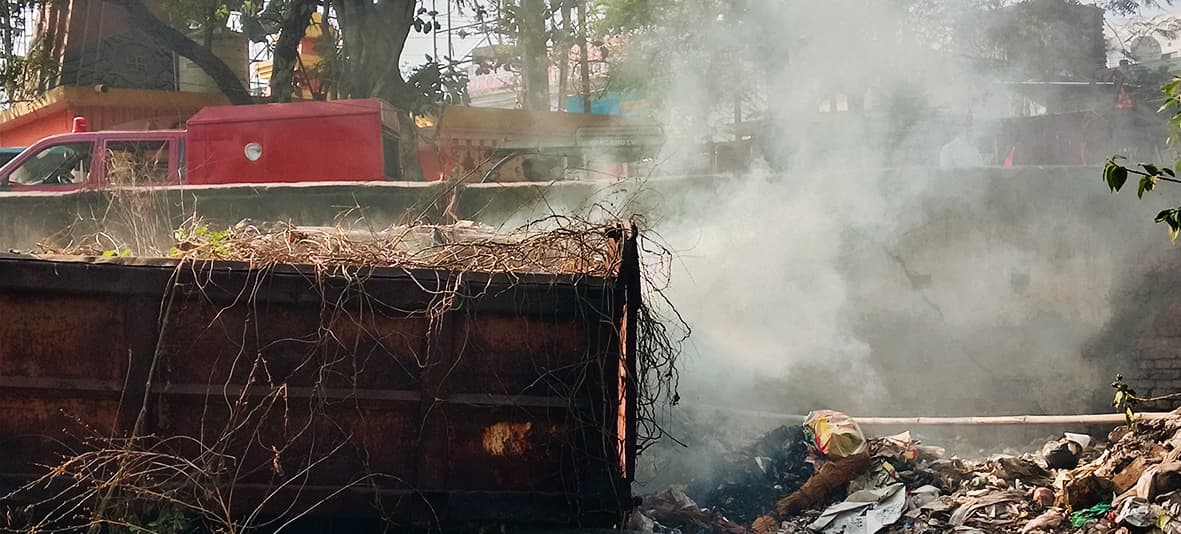 Gaya News : मुफस्सिल थाना कैंपस में देर रात कूड़े में लगी आग, जब्त वाहनों को नुकसान