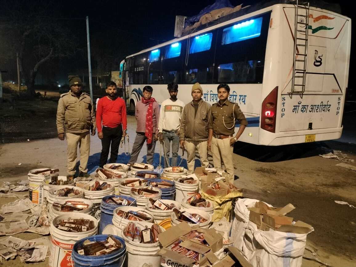 विदेशी शराब व बियर के साथ बस चालक, कंडक्टर सहित तीन गिरफ्तार