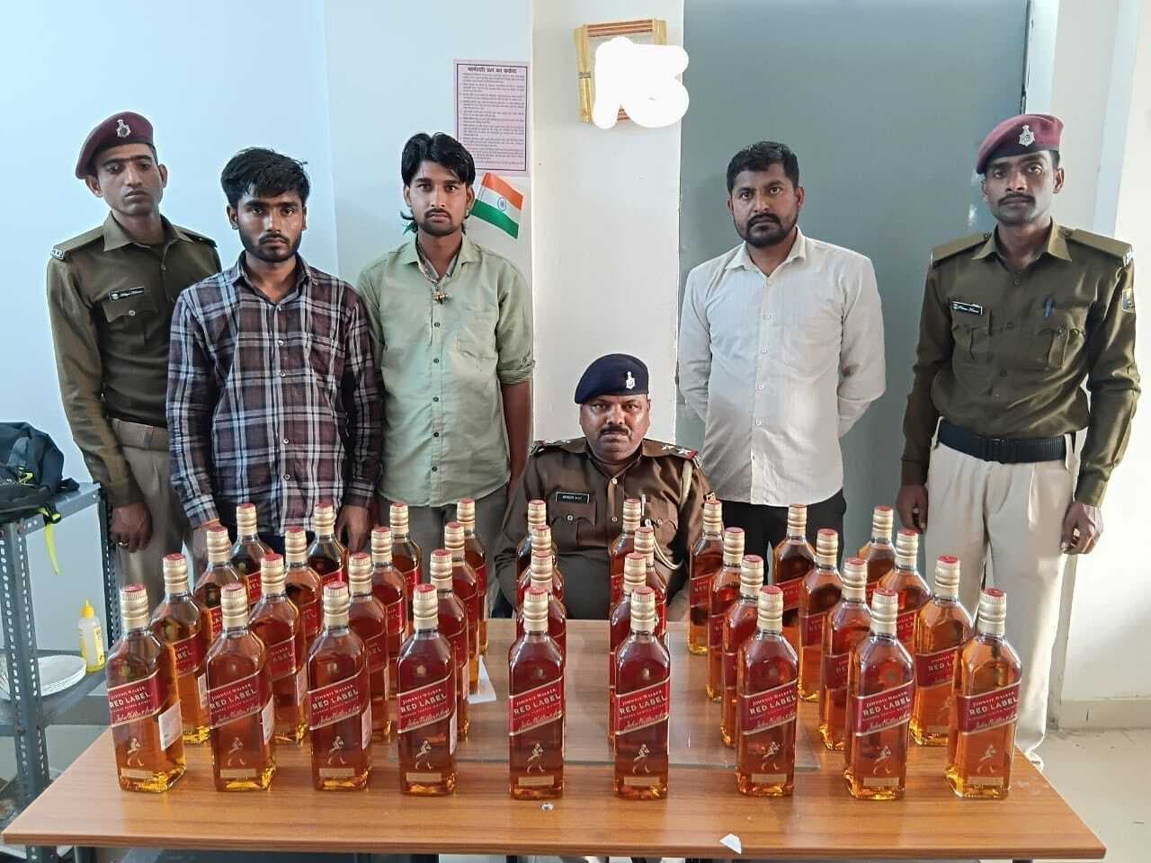 hajipur news. यूपी के तीन धंधेबाज 27 लीटर विदेशी शराब के साथ गिरफ्तार