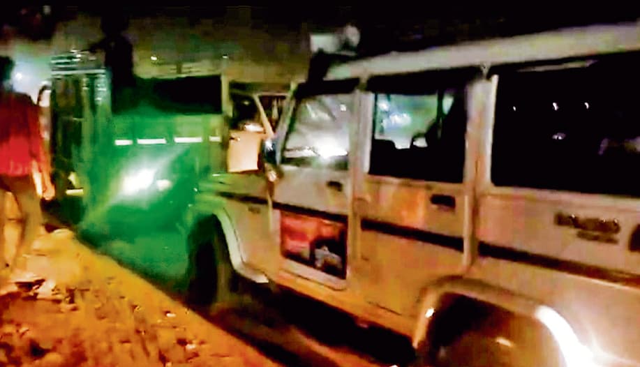 hajipur news. भगवानपुर थाना की गश्ती गाड़ी खराब, टोचन कर ले जाने का वीडियो वायरल