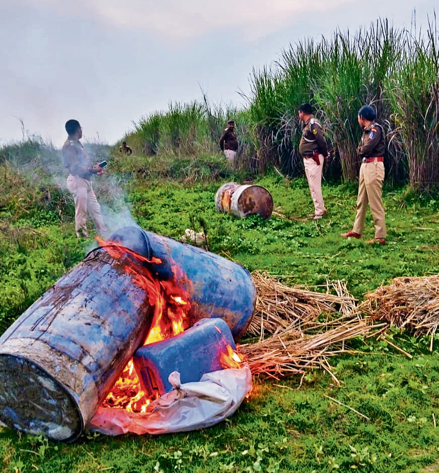 hajipur news. सलेमपुर दियारा में पुलिस ने देसी शराब की छह भट्ठियां की ध्वस्त