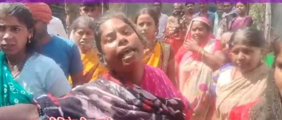 मिलावटी शराब के सेवन से एक की मौत, महिलाओं का गुस्सा झोपड़ियों पर फूटा