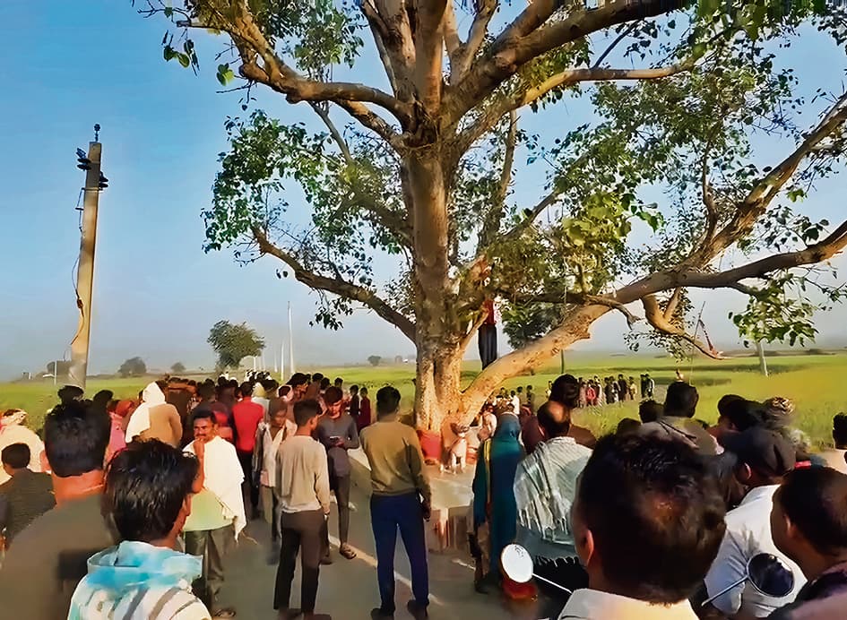 hajipur news. पेड़ से लटका मिला युवक का शव, दामाद पर हत्या का आरोप