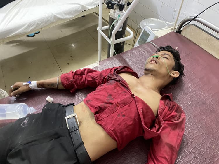 Giridih News :कार ने तीन बाइकों को मारी टक्कर, दो घायल