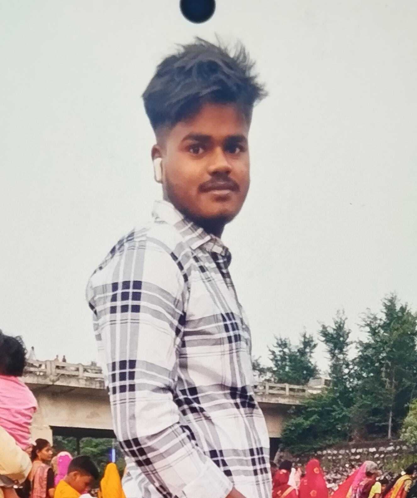 Giridih News :पेड़ से टकरायी बाइक, बिरनी के युवक की मौत