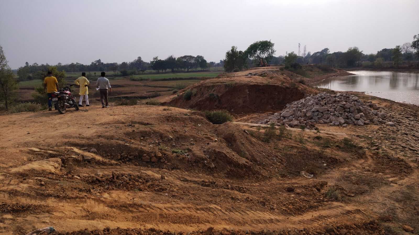 Giridih News :तालाब जीर्णोद्धार के दौरान ध्वस्त आउटलेट का जल्द होगा निर्माण