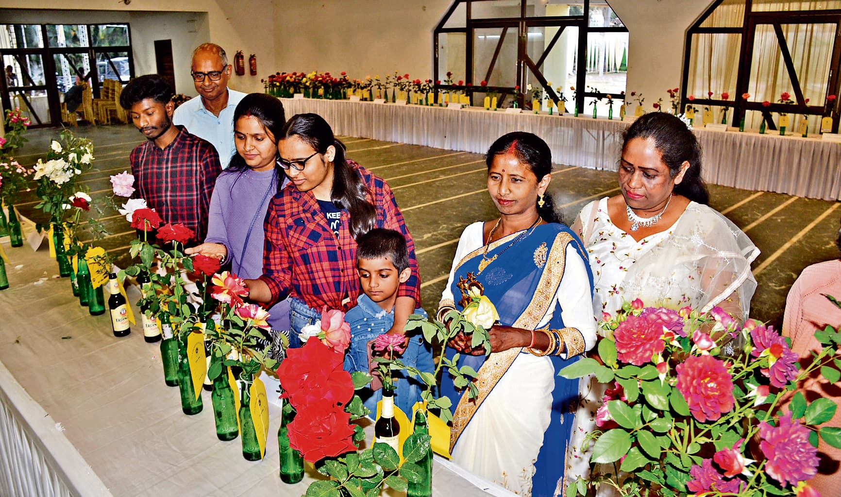 ranchi news : गुलाबों की रंगीन दुनिया ने दर्शकों को मंत्रमुग्ध कर दिया, गुलाबों का राजा बना रंगोली, रानी का खिताब डोथेन को मिला