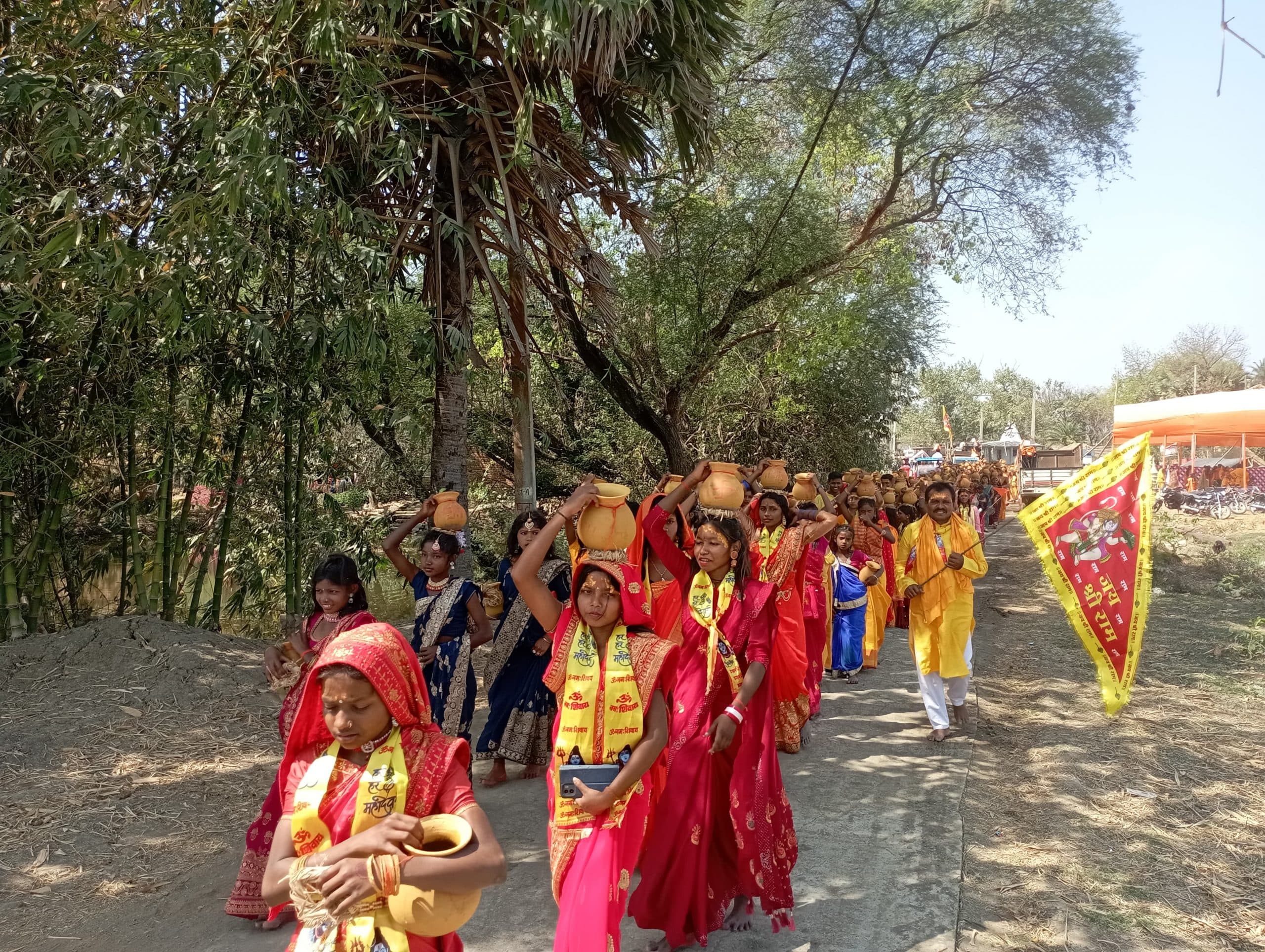 श्रीमद्भागवत कथा को लेकर निकाली गयी कलश यात्रा