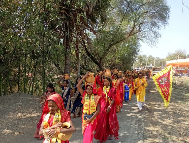 श्रीमद्भागवत कथा को लेकर निकाली गयी कलश यात्रा