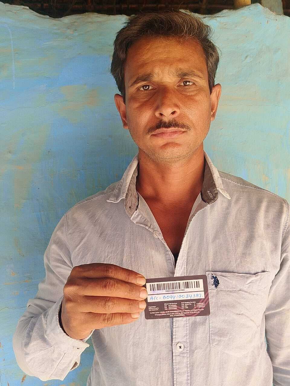 बेटे ने पैसा भेजा, नहीं निकाल पा रहे हुजूर ....