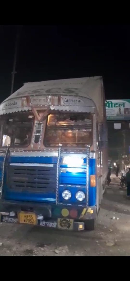 हाई गेज मैं फंसा कंटेनर, दो ट्रेन फंसी, 40 मिनट तक रेलवे ट्रैक रहा बाधित