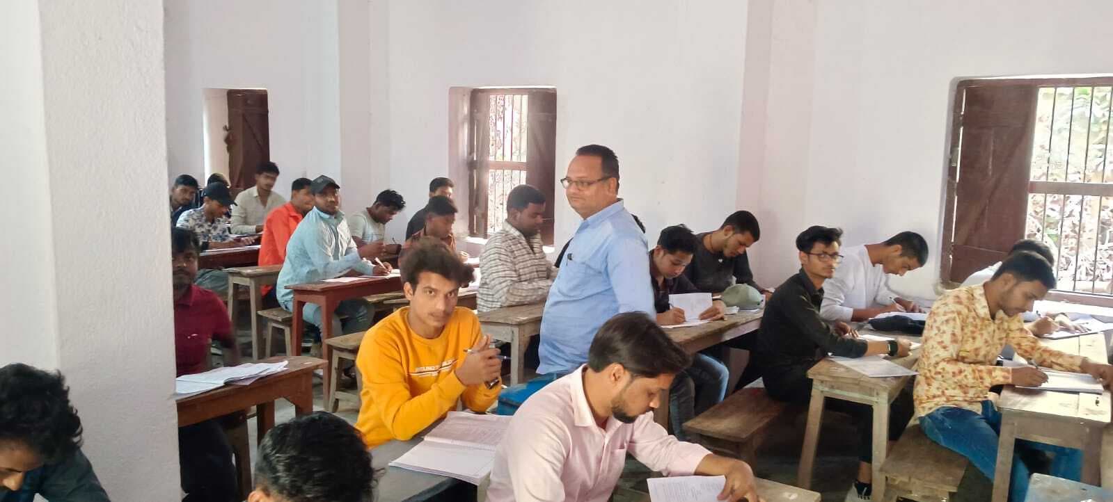 कदाचारमुक्त हो रही है स्नातक तृतीय सेमेस्टर की परीक्षा