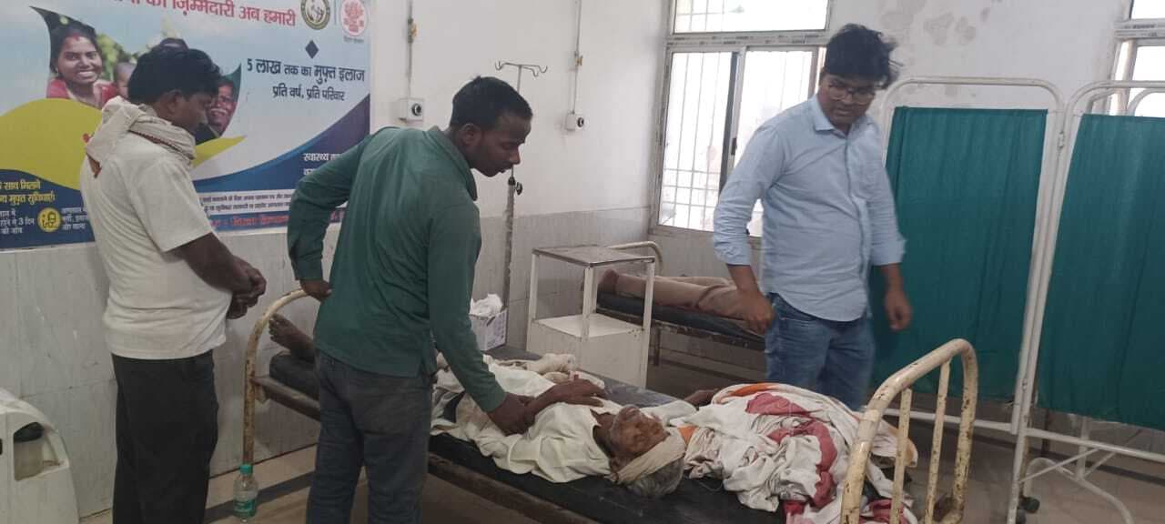 दो बाइक की टक्कर में तीन लोग जख्मी