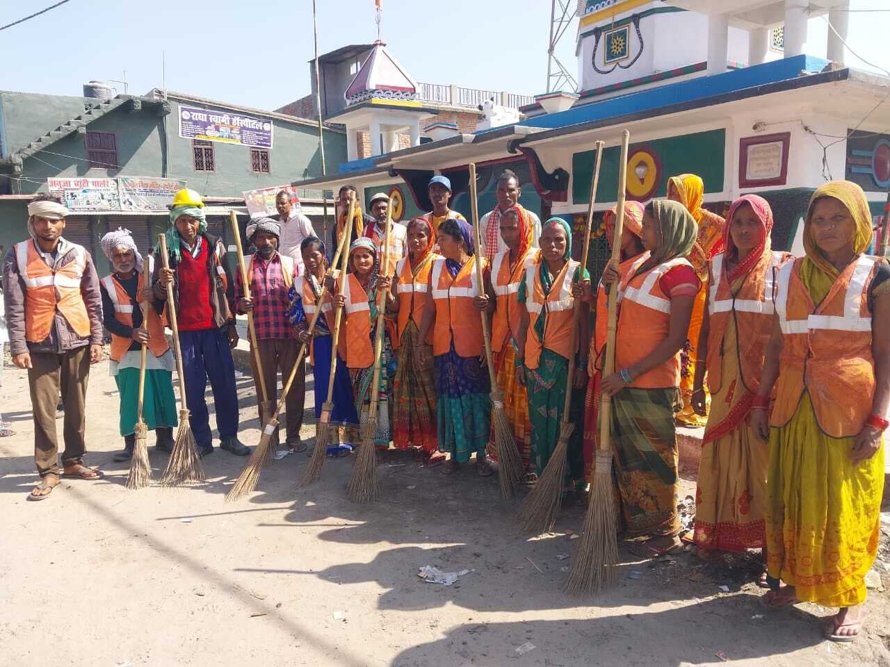 स्वच्छता कर्मियों को हटाने के विरोध में प्रदर्शन