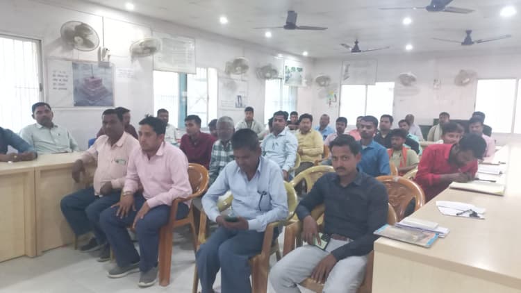 विद्युत विभाग के अधिकारी व कर्मियों की बैठक