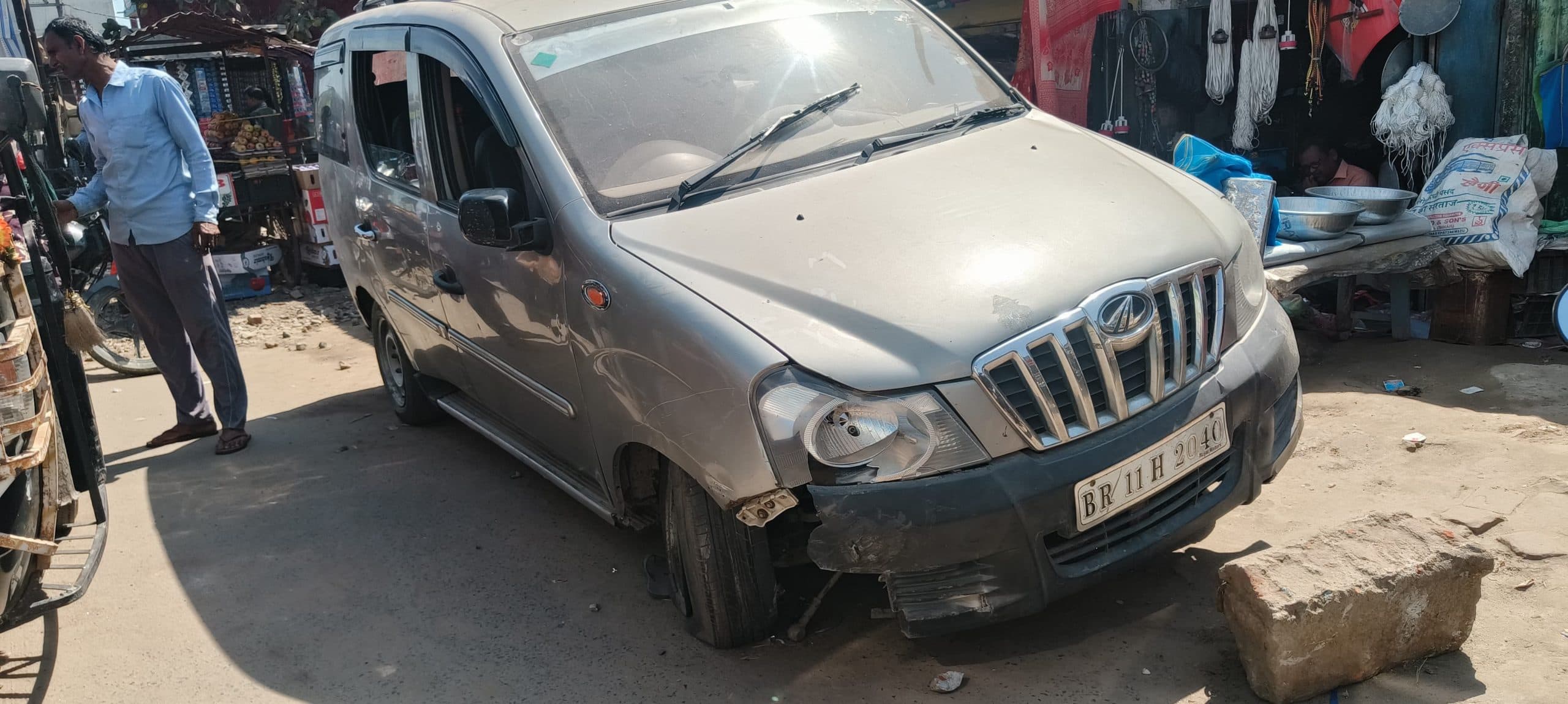 डिवाइडर से टकरायी कार, चालक घायल