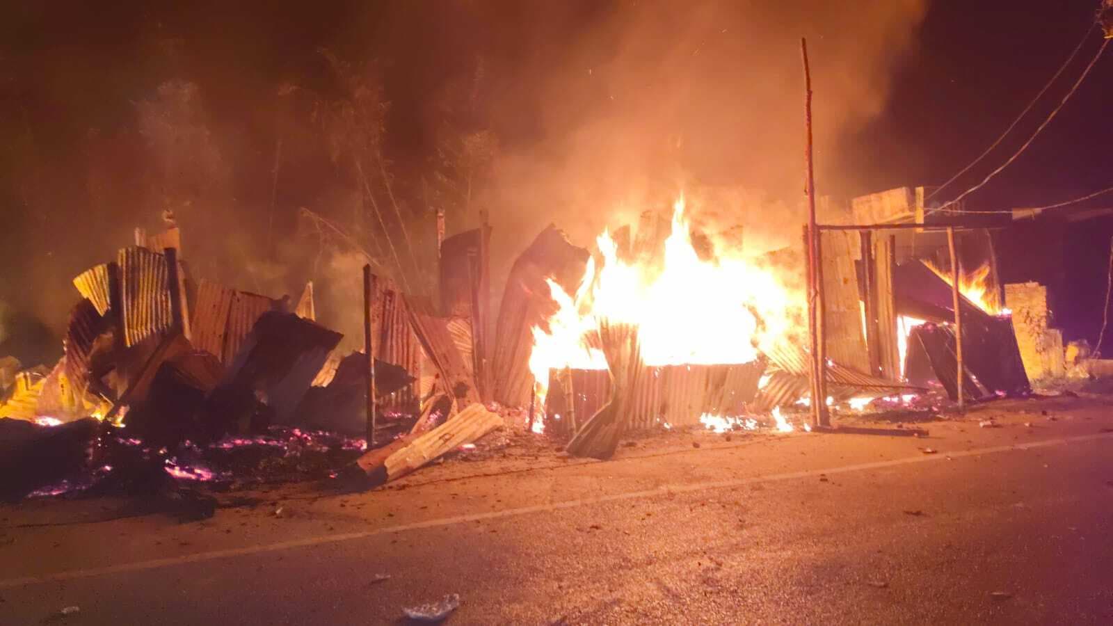 सात दुकानों में लगी आग, 10 लाख से अधिक की संपत्ति जली