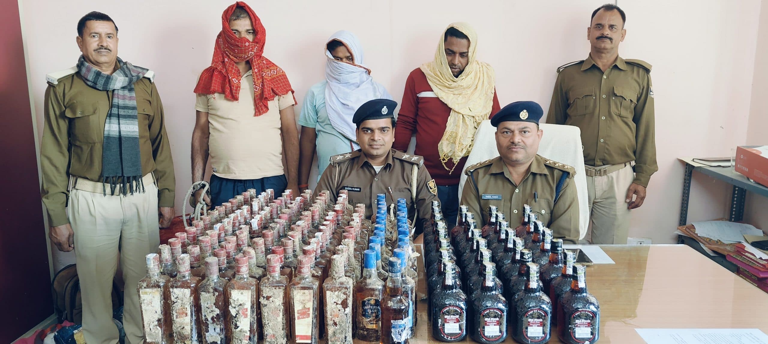 महुआ व विदेशी शराब के साथ चार तस्कर गिरफ्तार