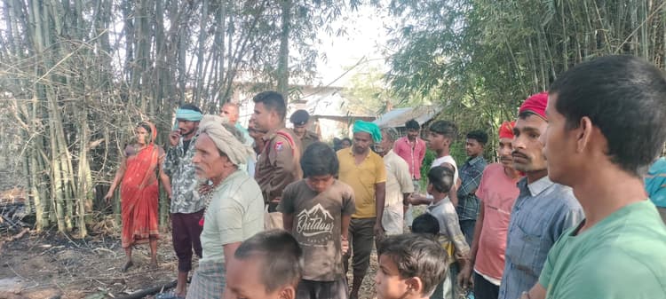 करहैया टोला में लगी आग की चपेट में आकर चार घर जला, लाखों की संपत्ति जली