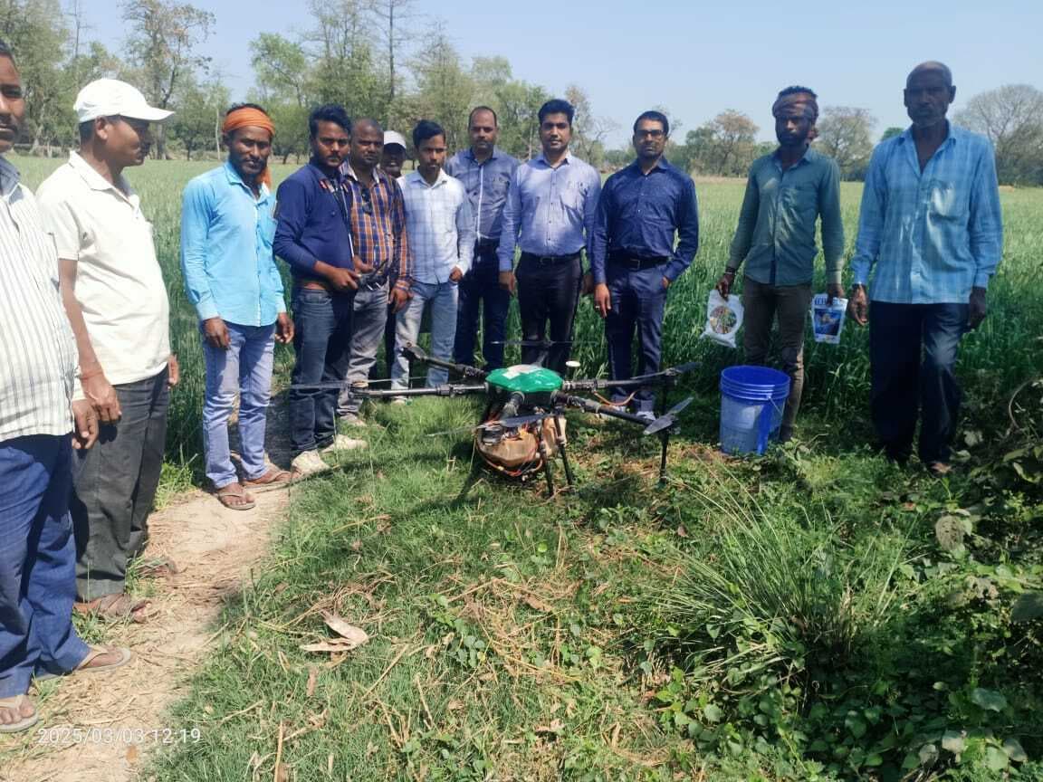 ड्रेान की मदद से फसलों में कीटनाशक छिड़काव की दी गयी जानकारी