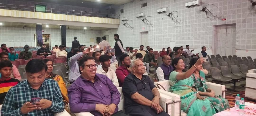 वसंत महोत्सव के नाम पर हुई खानापूर्ति, टाउन हॉल की अधिकांश कुर्सियां रह गयी खाली