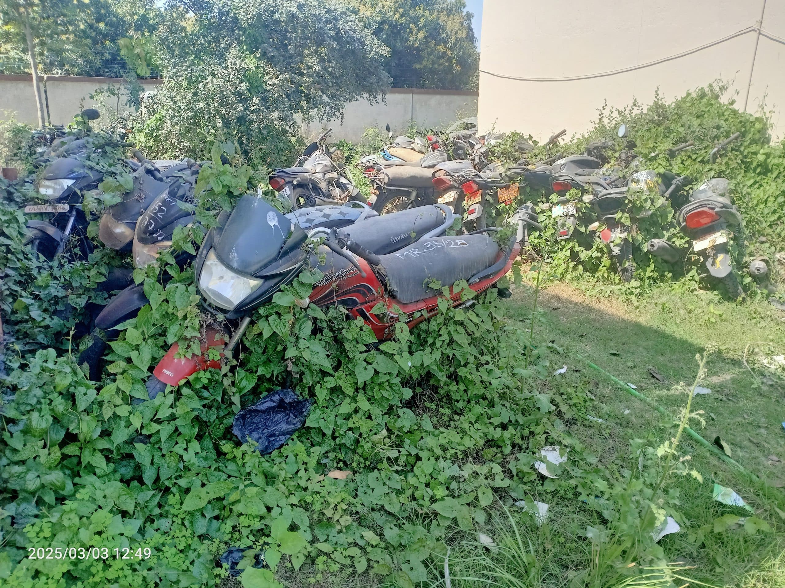 जब्त की गयी बाइक, खुले में रखने से हो रही खराब