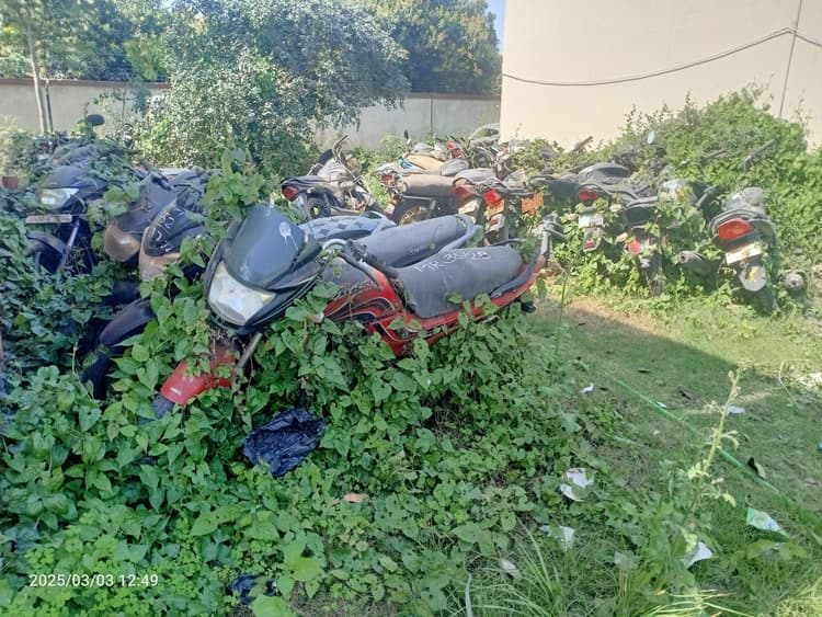 जब्त की गयी बाइक, खुले में रखने से हो रही खराब
