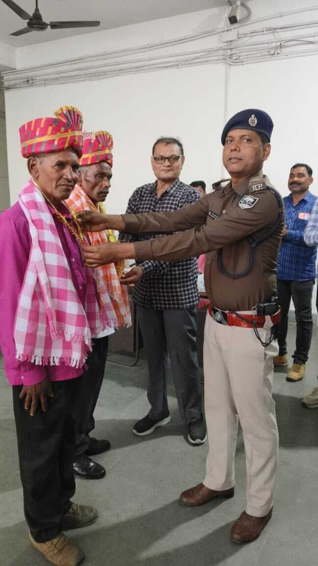 सेवानिवृत्त चौकीदारों को थानाध्यक्ष ने किया सम्मानित