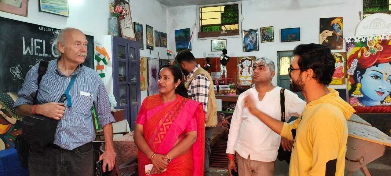 अमेरिकी प्रोफेसर ने बालिका विद्यापीठ में दुर्लभ पुस्तकों की ली जानकारी