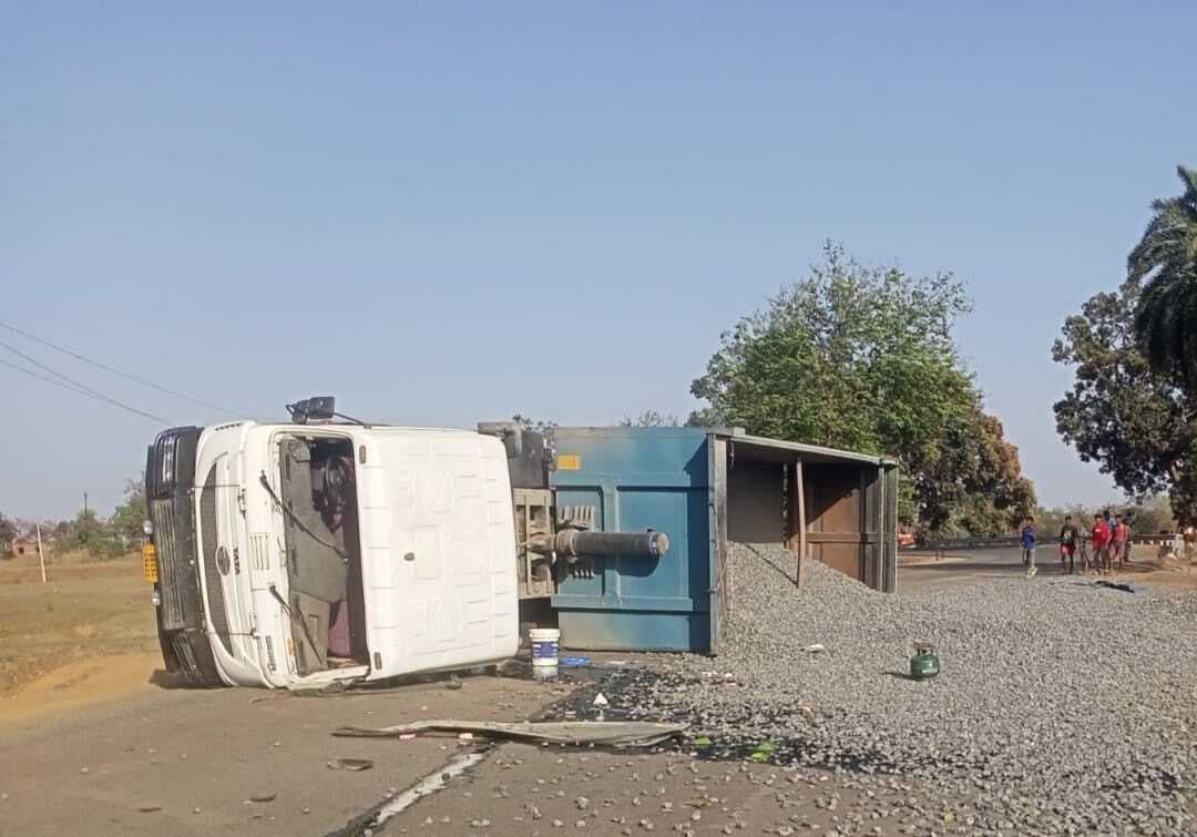 गिट्टी लदा हाइवा पलटा, चालक व खलासी घायल