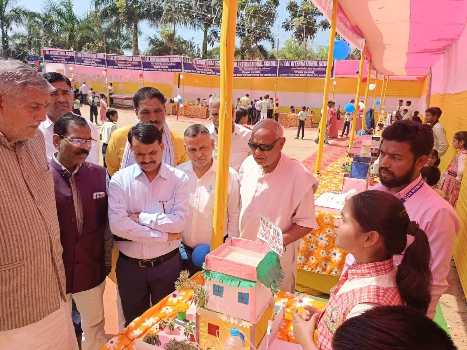 मुख्य अतिथि ने स्वादिष्ट व्यंजनों का चखा स्वाद, स्टॉल्स का लिया जायजा