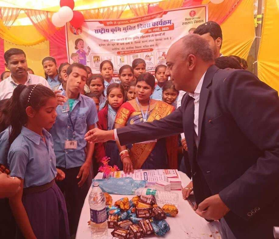 मध्य विद्यालय हसनपुर में बच्चों को खिलायी गयी एल्बेंडाजोल की दवा